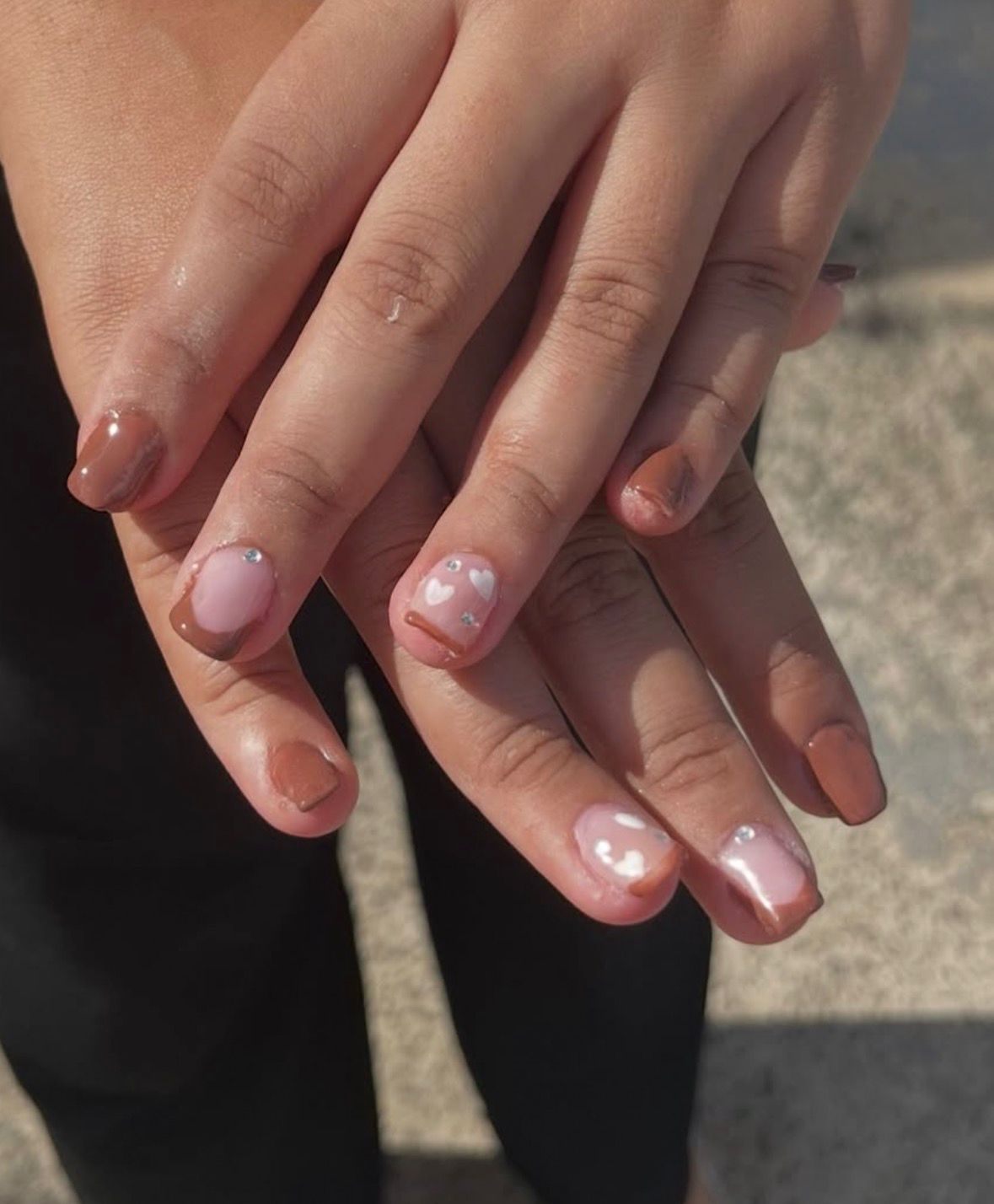 Unhas curtas em tons neutros