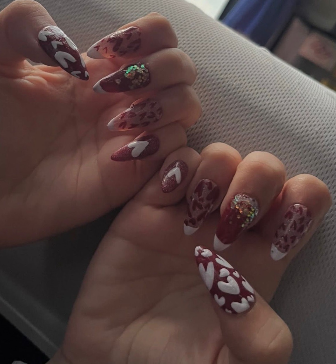 Unhas vermelhas decoradas com corações